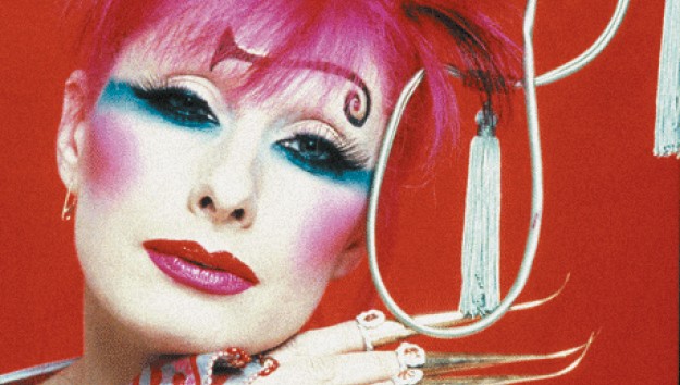 Розовый боб и синие тени: как легенда моды Зандра Роудс придумала свой образ