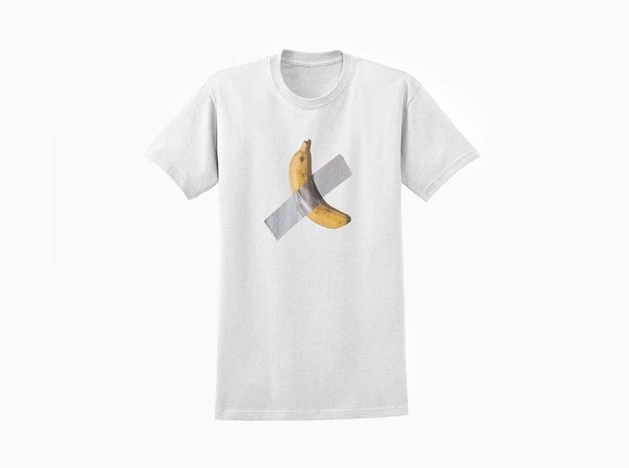 Маурицио Каттелан выпустил футболки с принтом в виде своей инсталляции «Комик»