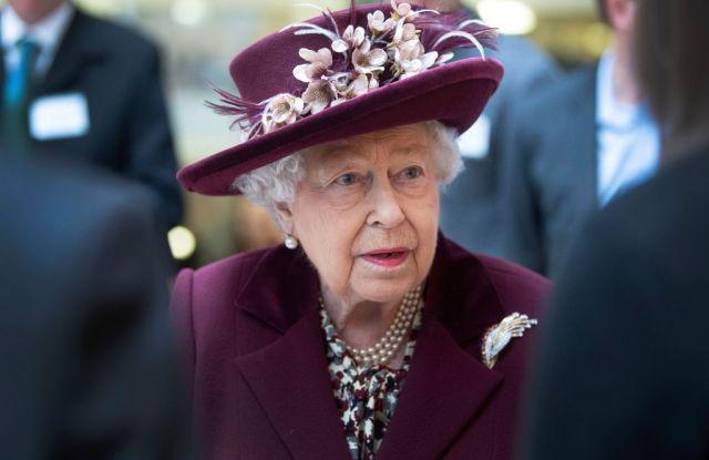 Елизавета II отказалась от своих королевских обязанностей на время пандемии коронавируса