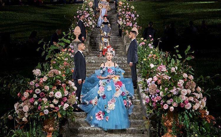 Платья из тюля и цветочные головные уборы — на показе Dolce & Gabbana Alta Moda 