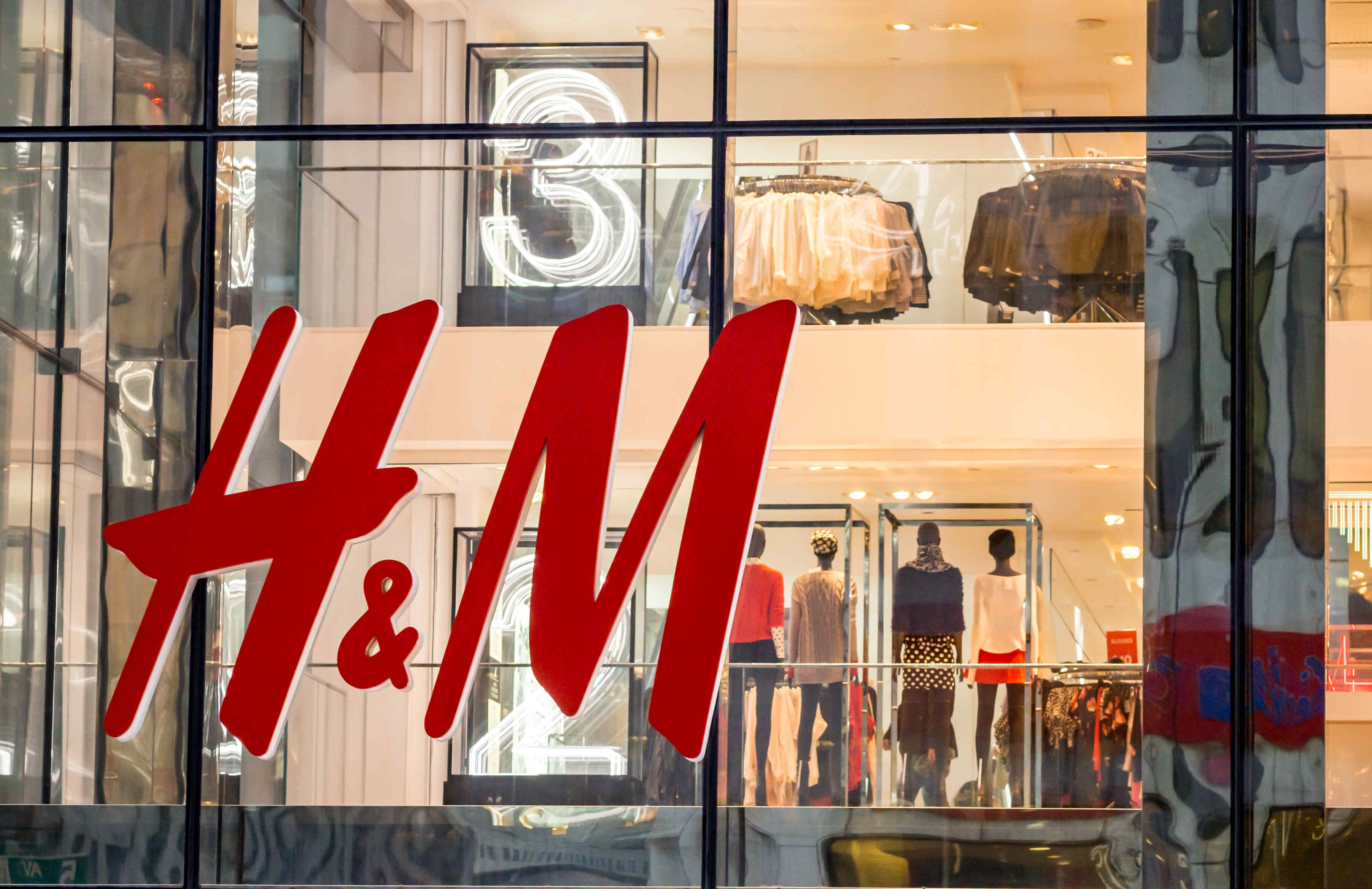 H&M обвинили в расовой дискриминации