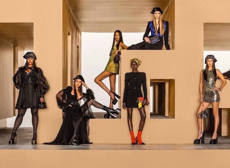 Ирина Шейк, Адут Акеч, Джиджи и Белла Хадид — на показе Versace осень-зима 2021