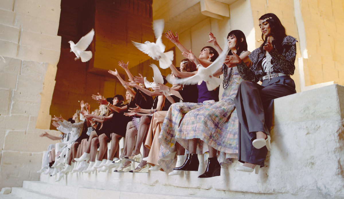 Голуби, цветы и другие отсылки к работам режиссера Жана Кокто — в круизной коллекции Chanel