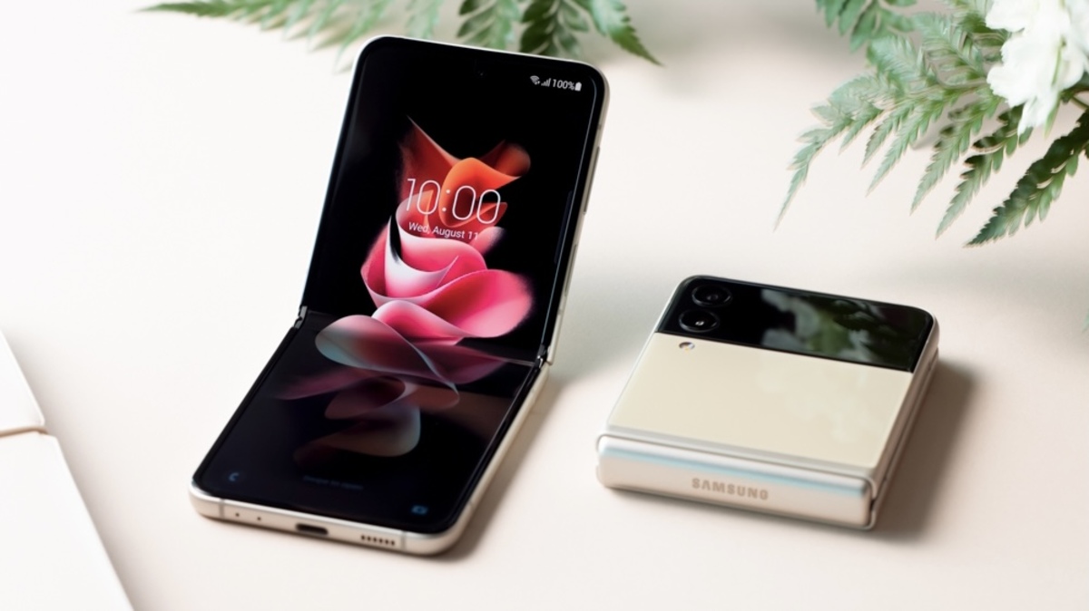 Samsung показали новые смартфоны с гибким экраном и умные часы