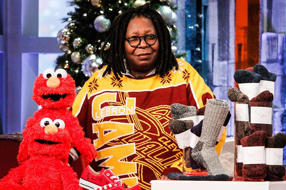 Вупи Голдберг создала коллекцию рождественских свитеров