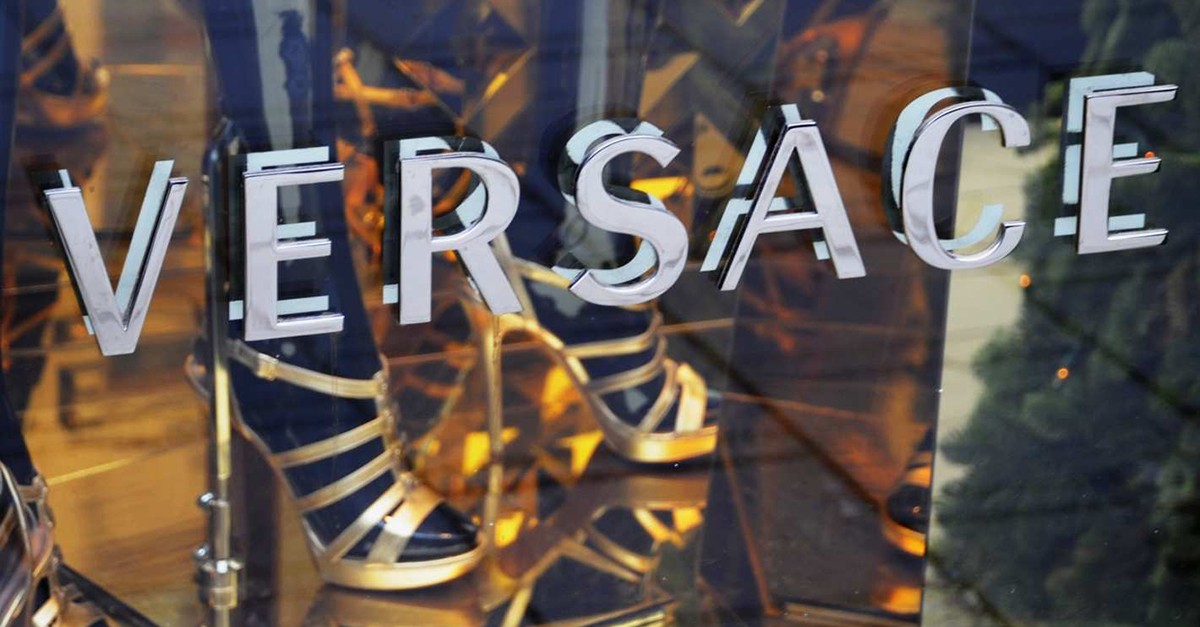 Бывший сотрудник Versace подал на компанию в суд за расовую дискриминацию