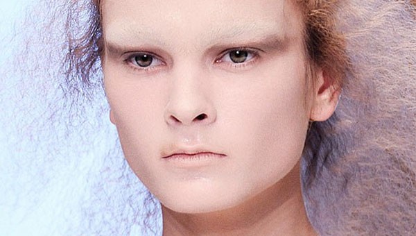 13 самых ярких макияжей с показов Александра Маккуина