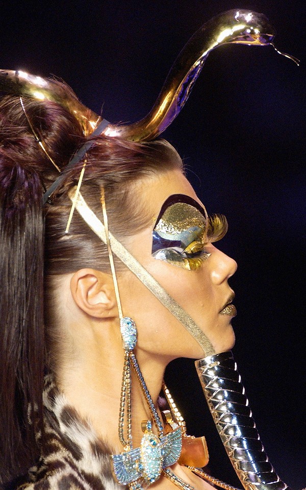 Золотые бороды и маска Тутанхамона: макияж Пэт Макграт на показе Dior весна-лето 2004