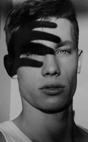 «С первого взгляда». 45 мужских портретов в Ruarts — дебют фэшн-фотографа Николая Ефимцева 
