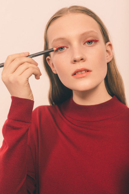 Красный карандаш для глаз в макияже