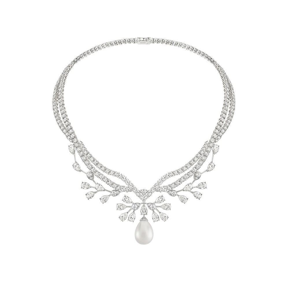 %u041A%u043E%u043B%u044C%u0435%20Jos%E9phine%20Aigrette%20Imp%E9riale%20%u0438%u0437%20%u0431%u0435%u043B%u043E%u0433%u043E%20%u0437%u043E%u043B%u043E%u0442%u0430%20%u0441%20%u0431%u0440%u0438%u043B%u043B%u0438%u0430%u043D%u0442%u0430%u043C%u0438%20%u0438%20%u043D%u0430%u0442%u0443%u0440%u0430%u043B%u044C%u043D%u044B%u043C%20%u0436%u0435%u043C%u0447%u0443%u0433%u043E%u043C%2C%20Jos%E9phine%2C%20Jos%E9phine%20-%20Chaumet%20au%20Firmament%2C%20Chaumet.%20
