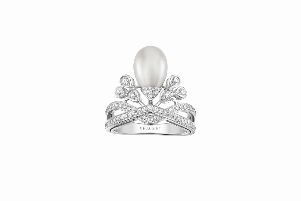 %u041A%u043E%u043B%u044C%u0446%u043E%20Jos%E9phine%20Aigrette%20Imp%E9riale%20%u0438%u0437%20%u0431%u0435%u043B%u043E%u0433%u043E%20%u0437%u043E%u043B%u043E%u0442%u0430%20%u0441%20%u0431%u0440%u0438%u043B%u043B%u0438%u0430%u043D%u0442%u0430%u043C%u0438%20%u0438%20%u043D%u0430%u0442%u0443%u0440%u0430%u043B%u044C%u043D%u044B%u043C%20%u0436%u0435%u043C%u0447%u0443%u0433%u043E%u043C%2C%20Jos%E9phine%2C%20Jos%E9phine%20-%20Chaumet%20au%20Firmament%2C%20Chaumet.%20%3Cbr%3E