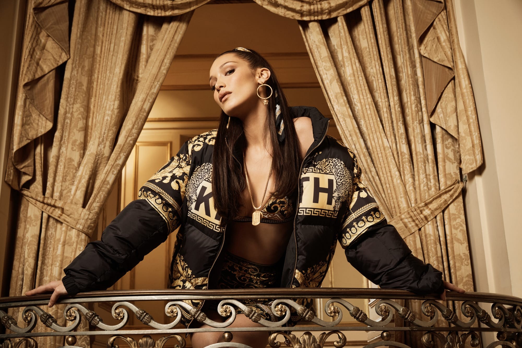 Белла Хадид стала лицом кампании Versace и Kith