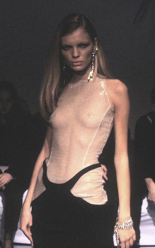 Корсеты, сверкающие шипы и «платье Кардашьян» в кутюрной коллекции Mugler весна–лето 1998