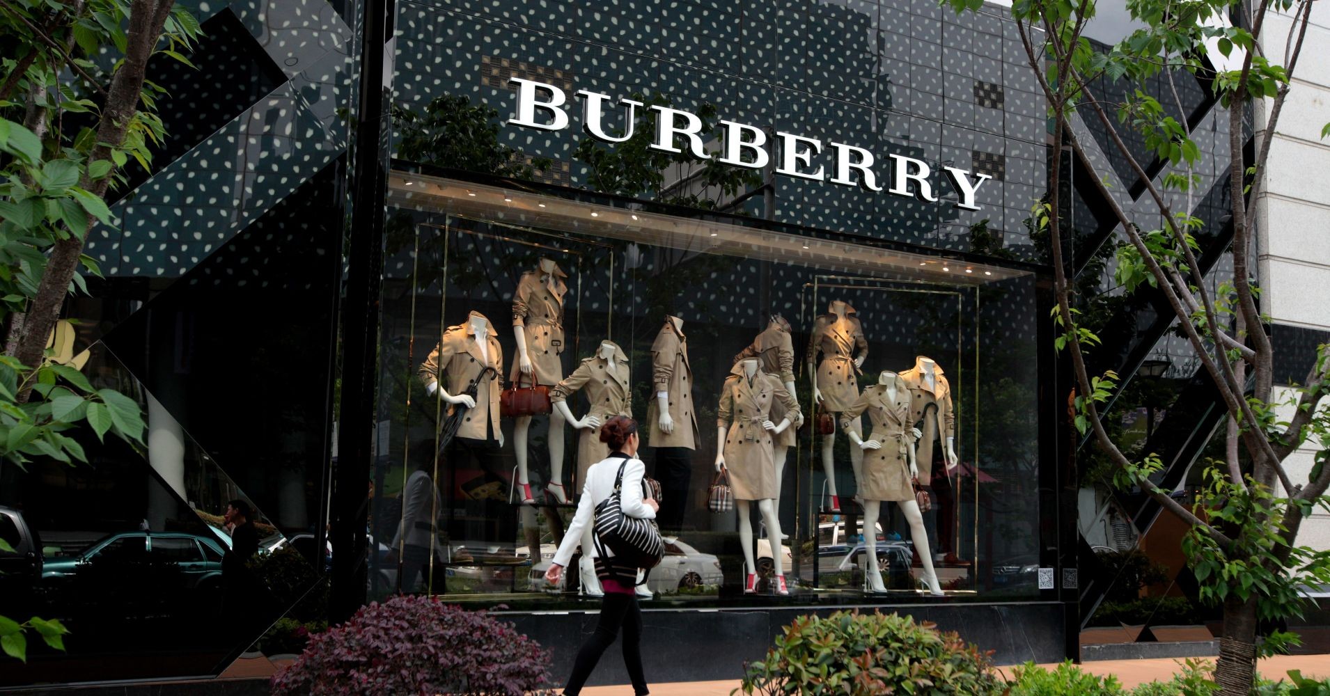 Burberry и Smart Works подберут одежду безработным женщинам