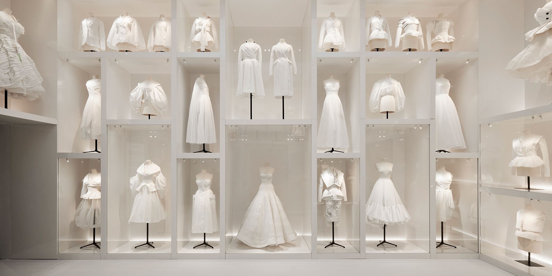 Музей Виктории и Альберта продлил работу выставки Dior