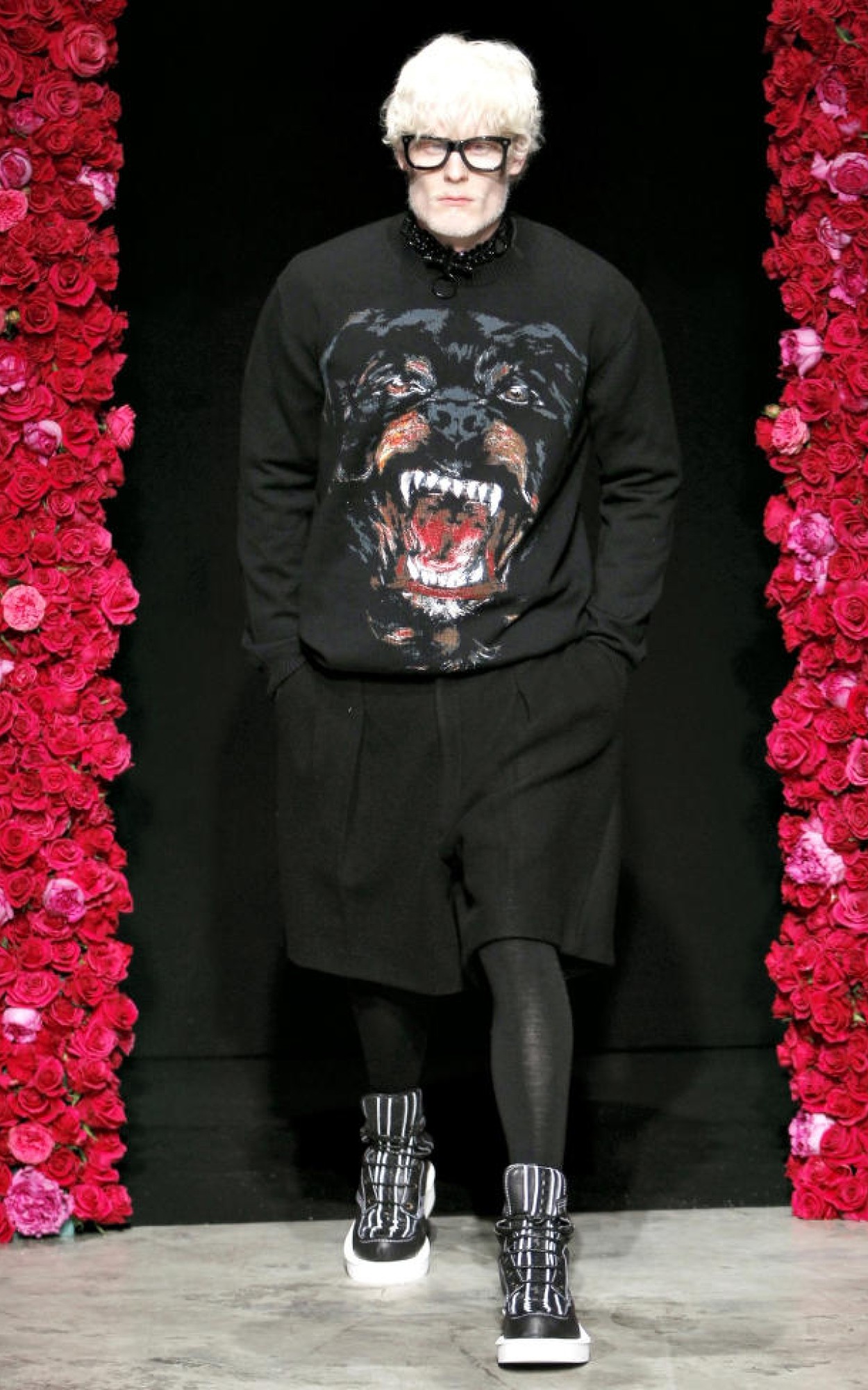 Ротвейлеры, шорты и мужские колготки: показ Givenchy осень-зима 2011