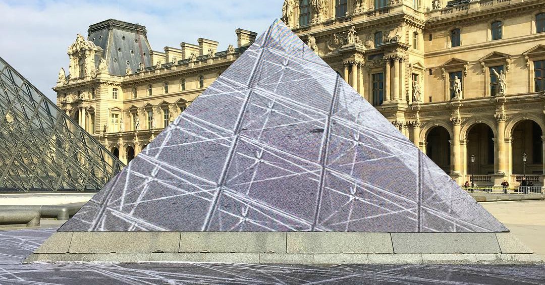 Уличный художник JR создал работу в честь 30-летия пирамиды перед Лувром