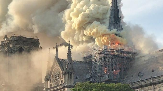 В Соборе Парижской Богоматери произошел пожар