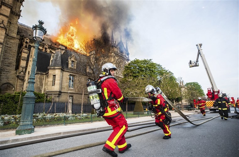 Galeries Lafayette пожертвовали миллион евро пожарным Парижа