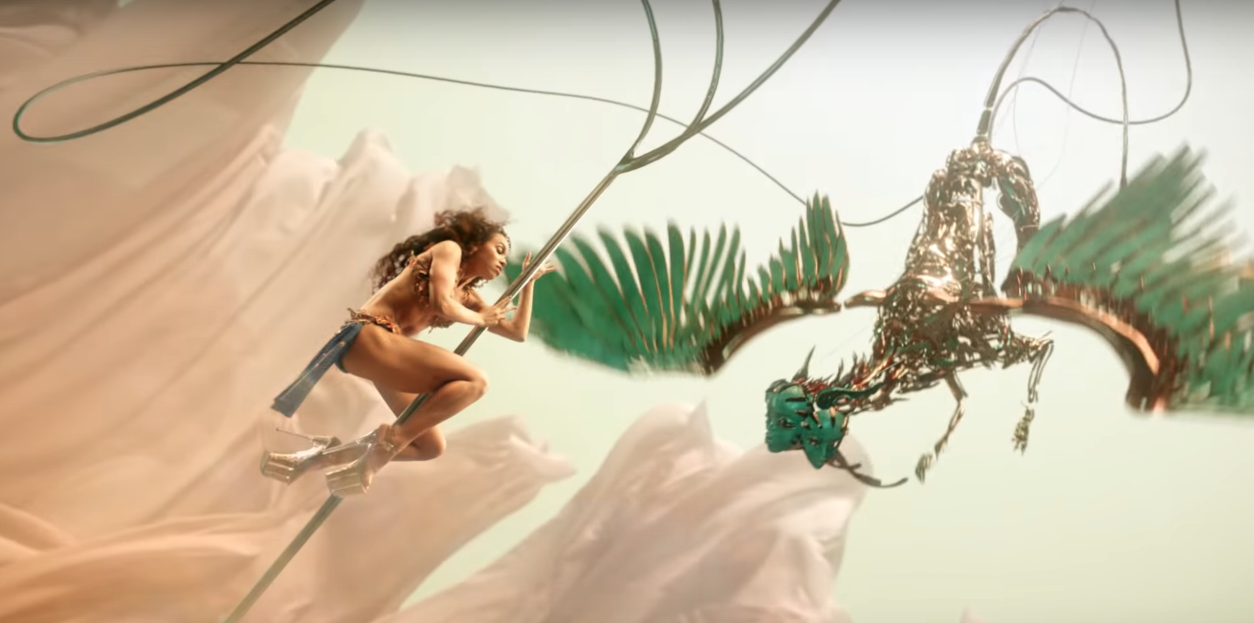 FKA Twigs танцует и встречается с химерой в новом клипе Cellophane