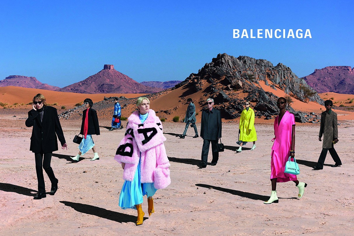 Модели идут по пустыне в новой кампании Balenciaga
