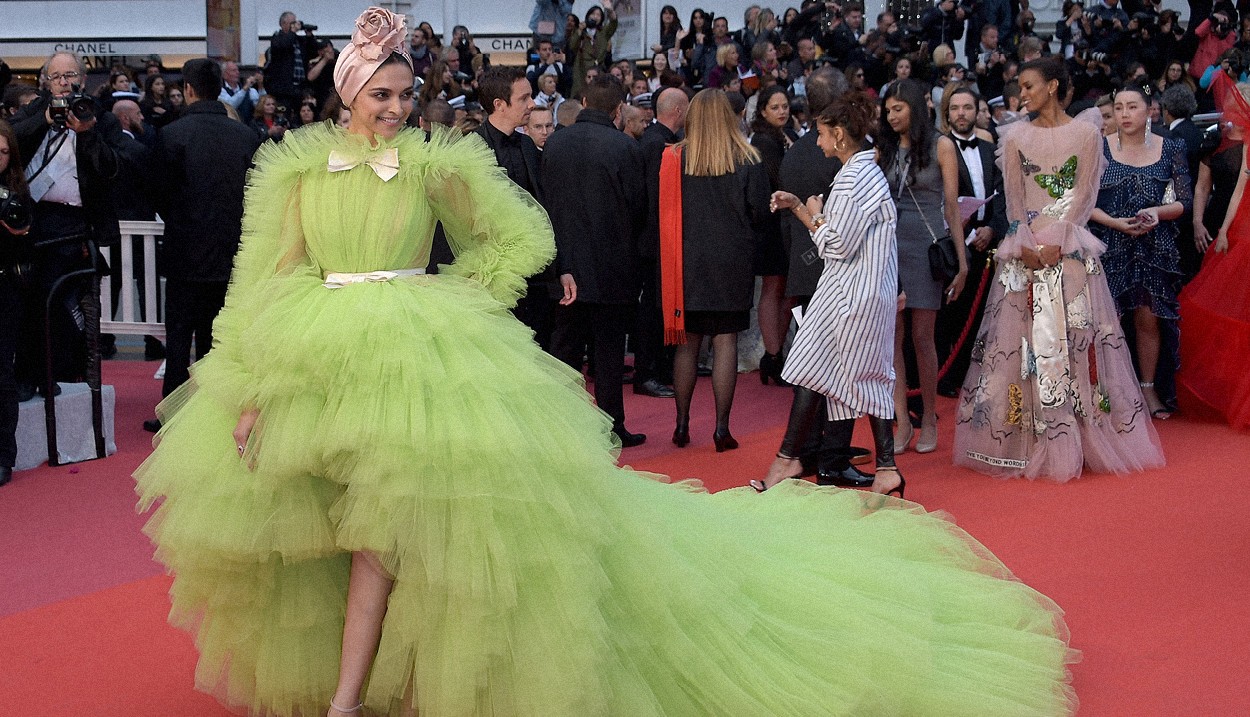 Возвращение «платьев-тортов»: как Рианна и Леди Гага реабилитируют пышные юбки и рюши