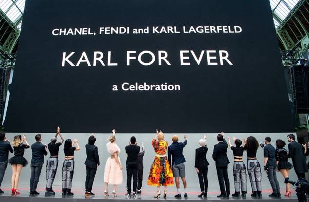 Посмотрите, как прошло мемориальное шоу в честь Карла Лагерфельда в Париже 