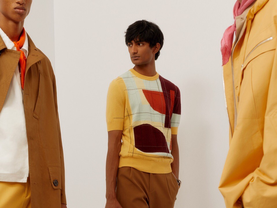 Шелковые принтованные пиджаки и яркие платки на показе Hermès