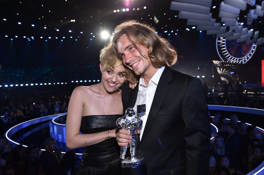 МАЙЛИ САЙРУС С ДЖЕССИ ХЕЛТОМ НА MTV VIDEO MUSIC AWARDS 2014