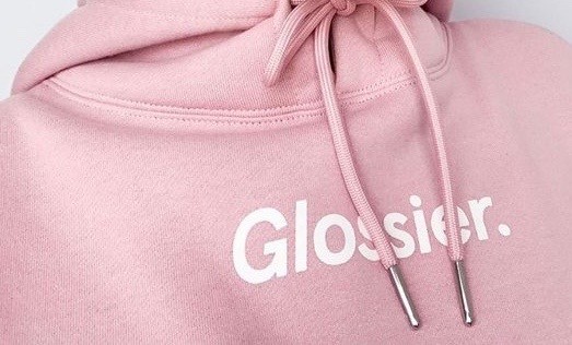 Glossier пробуют себя в дизайне одежды