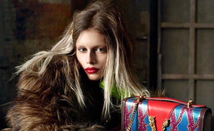 Модель Кайя Гербер без бровей – в новой кампании Versace