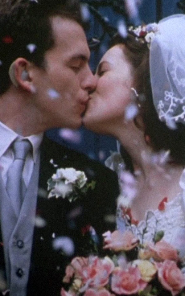«Четыре свадьбы и одни похороны»: платья невест 90-х и первая важная роль Хью Гранта