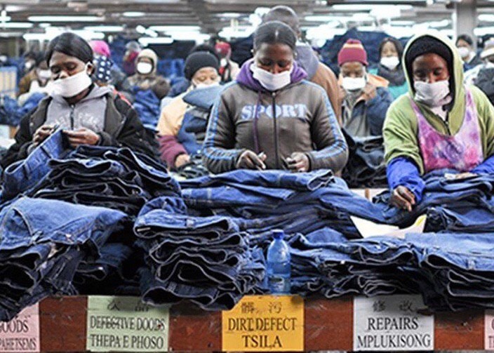 Крупные производители денима будут оберегать женщин на производствах от харассмента