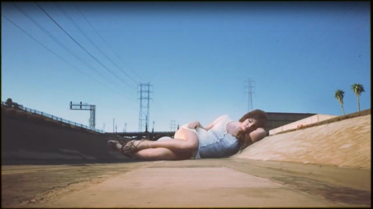 Пальмы, ретро и Лана Дель Рей в образе 50-футовой женщины — в клипе на песню Doin'' Time