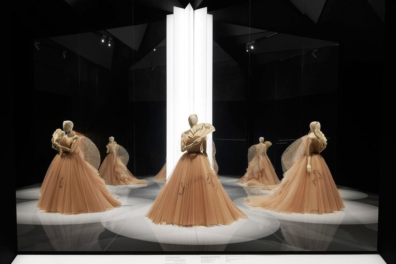 Выставка Dior стала самой посещаемой в истории Музея Виктории и Альберта