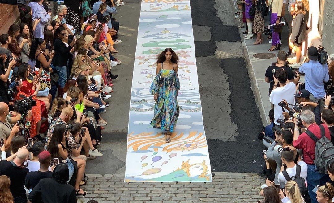 Синтия Роули провела показ на одной из улиц Нью-Йорка