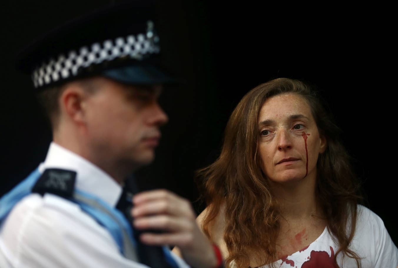Экоактивисты устроили в Лондоне «кровавую» акцию – они хотят добиться отмены Недели моды
