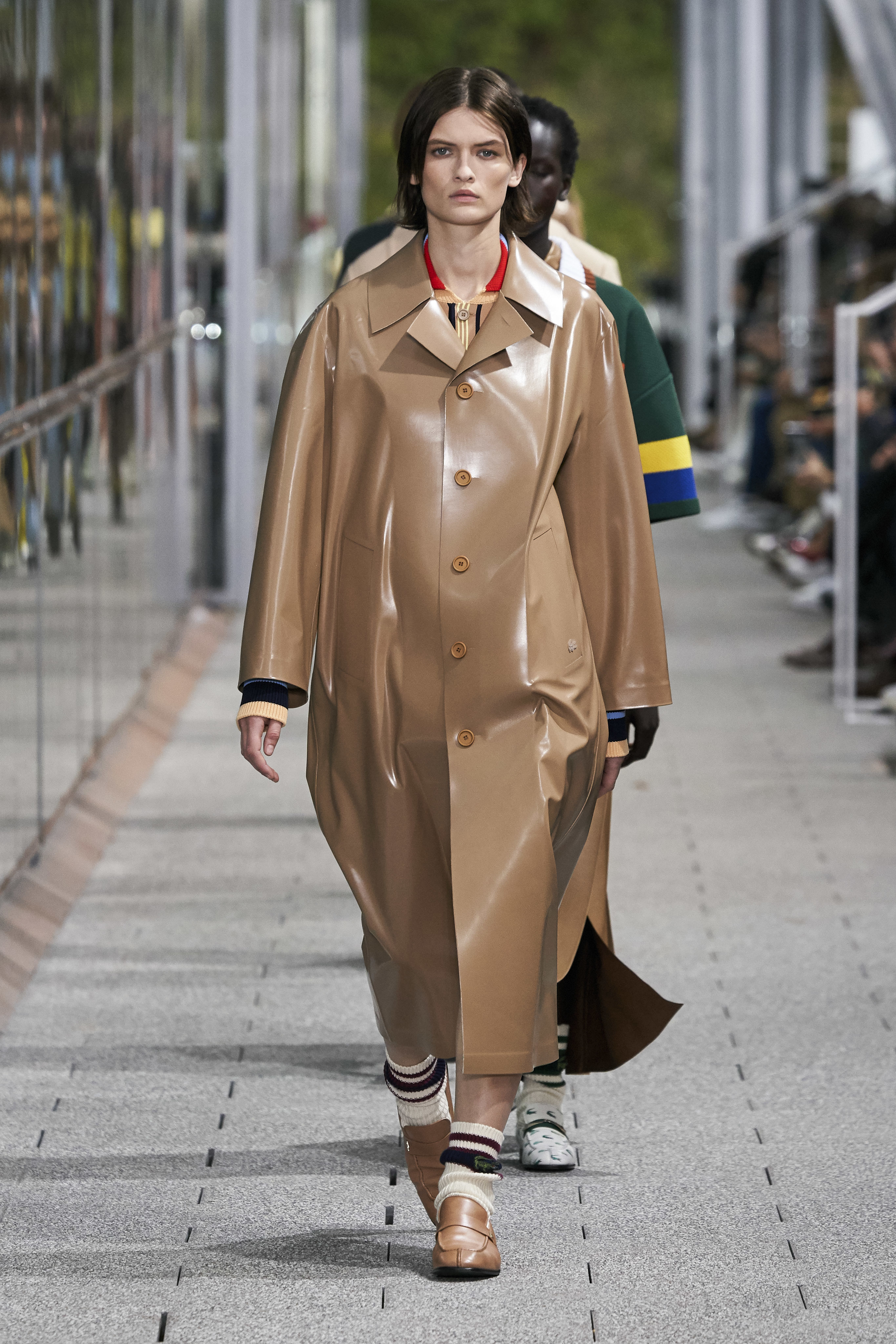 Какое пальто в моде 2024 году. Модные пальто 2022. Модные кожаные пальто 2022 женские. Модные кожаные пальто 2022. Кожаный плащ 2022 женский тренд.