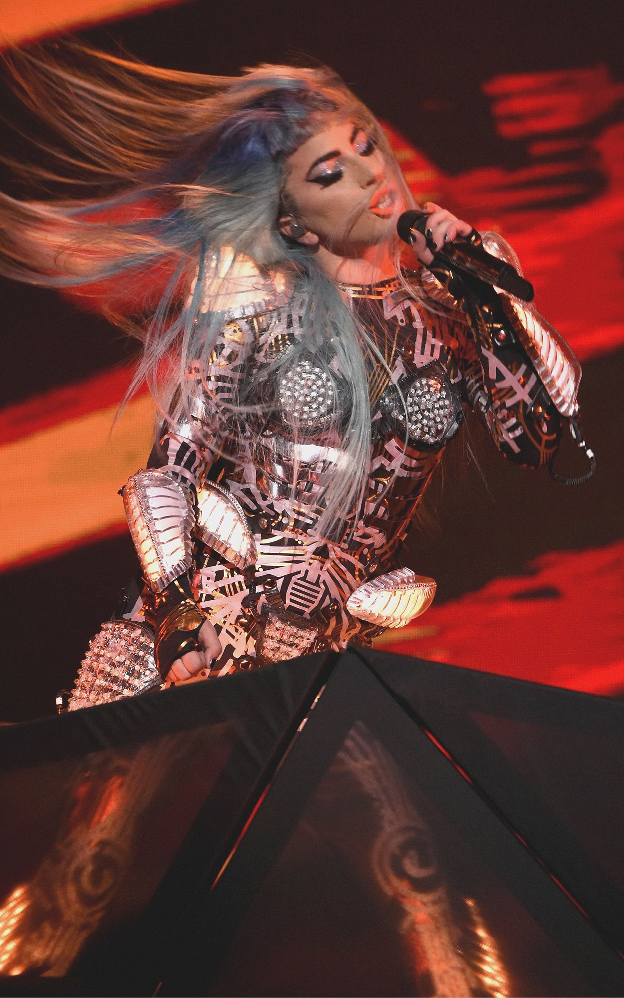 Джаз, роботы и неоновые корсеты: что творится на шоу Lady Gaga в Лас-Вегасе