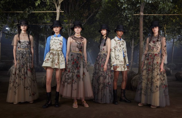 Dior еще раз извинились перед Китаем – и создали 14 новых нарядов для показа в Шанхае