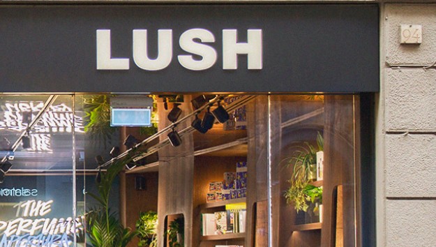 Lush открыли большой бутик в центре Флоренции. Там продают только ароматы — и книги!