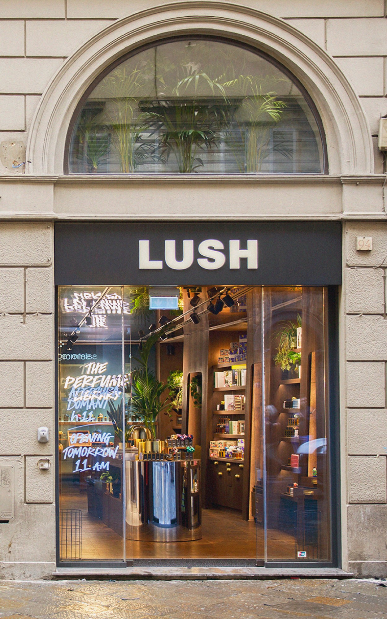 Lush открыли большой бутик в центре Флоренции. Там продают только ароматы — и книги!