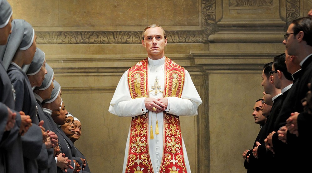 «Ты святой или шарлатан?»: вышел трейлер «Нового папы» с Джудом Лоу и Джоном Малковичем