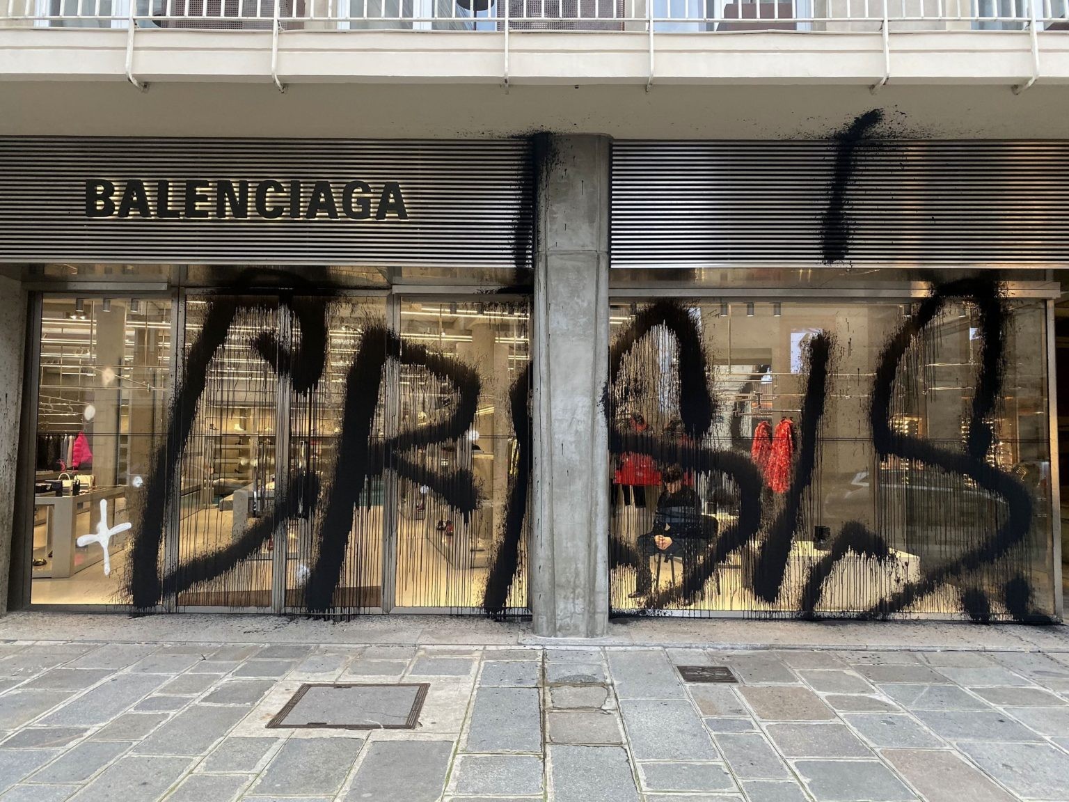 Уличный художник Kidult разрисовал фасад магазина Balenciaga в Париже
