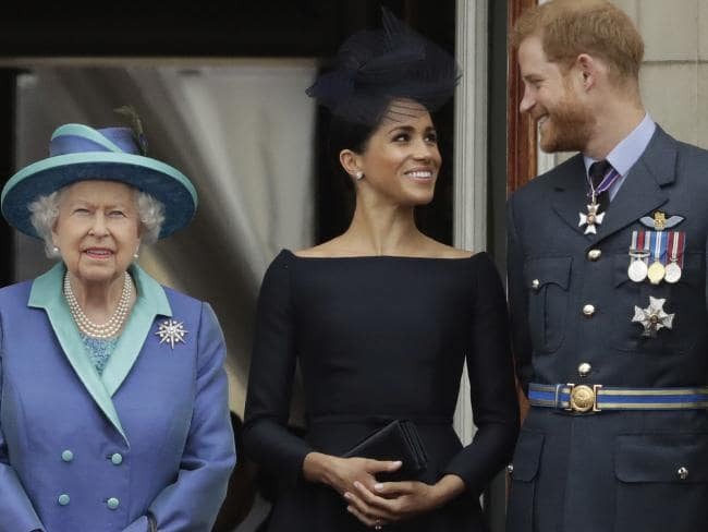 «Я поддерживаю желание Гарри и Меган»: Елизавета II сделала заявление после семейного cовета