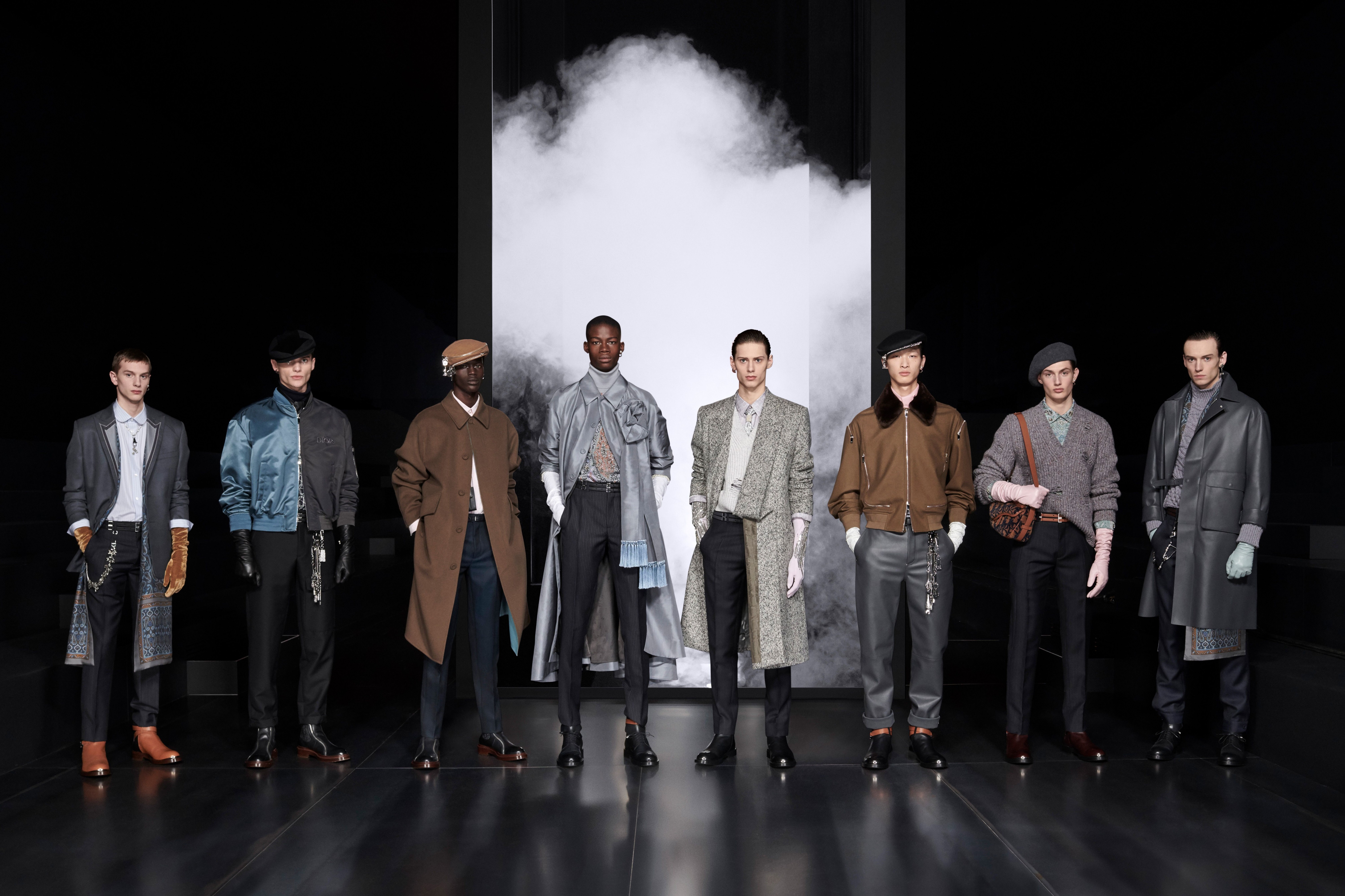 Бархатные перчатки, двубортные пальто и береты — на мужском показе Dior 