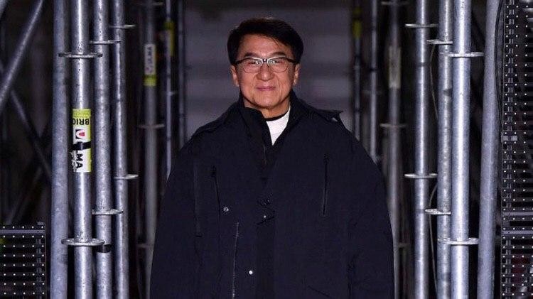 Актер Джеки Чан прошелся по подиуму на показе Li-Ning