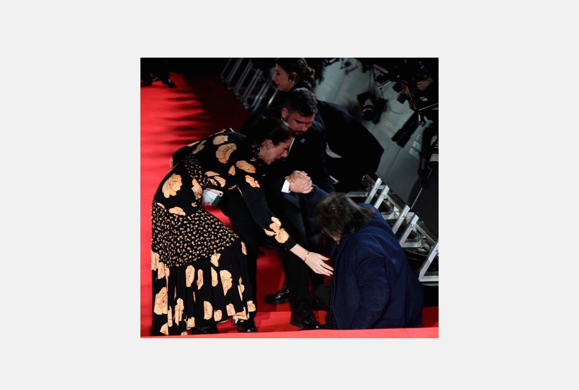 Легендарный актер Аль Пачино упал на красной дорожке церемонии BAFTA-2020