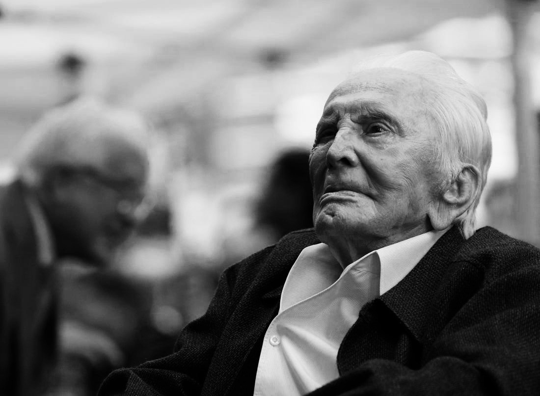 Умер легендарный актер Кирк Дуглас – ему было 103 года